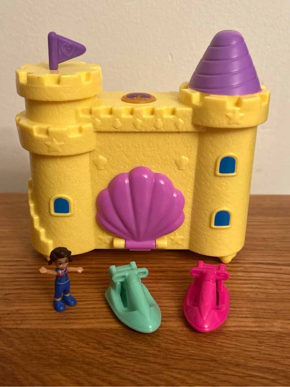Polly Pocket Pocket World Surf 'n' Sandventure Compact with Shani and Jetskis